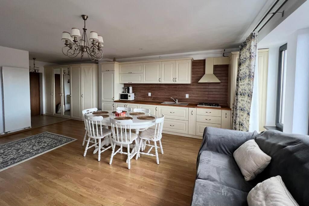 Central Apartment With Panoramic View Braşov Esterno foto