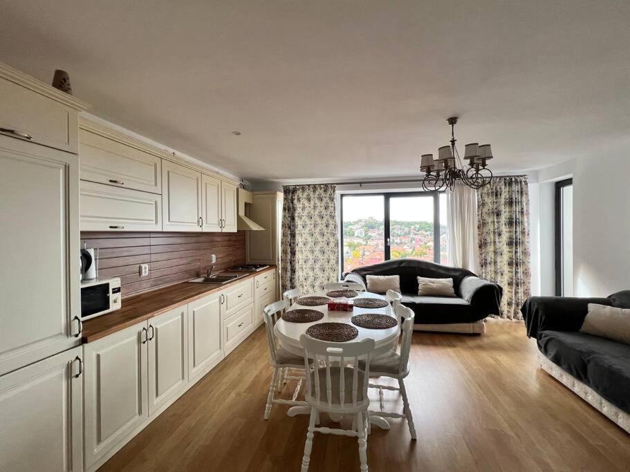 Central Apartment With Panoramic View Braşov Esterno foto