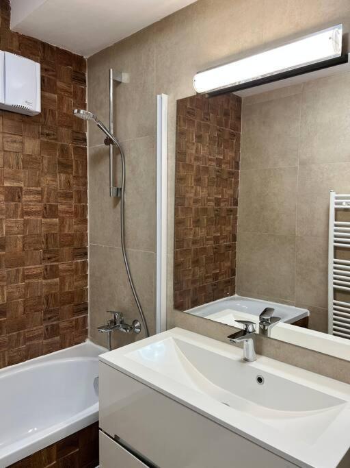 Central Apartment With Panoramic View Braşov Esterno foto